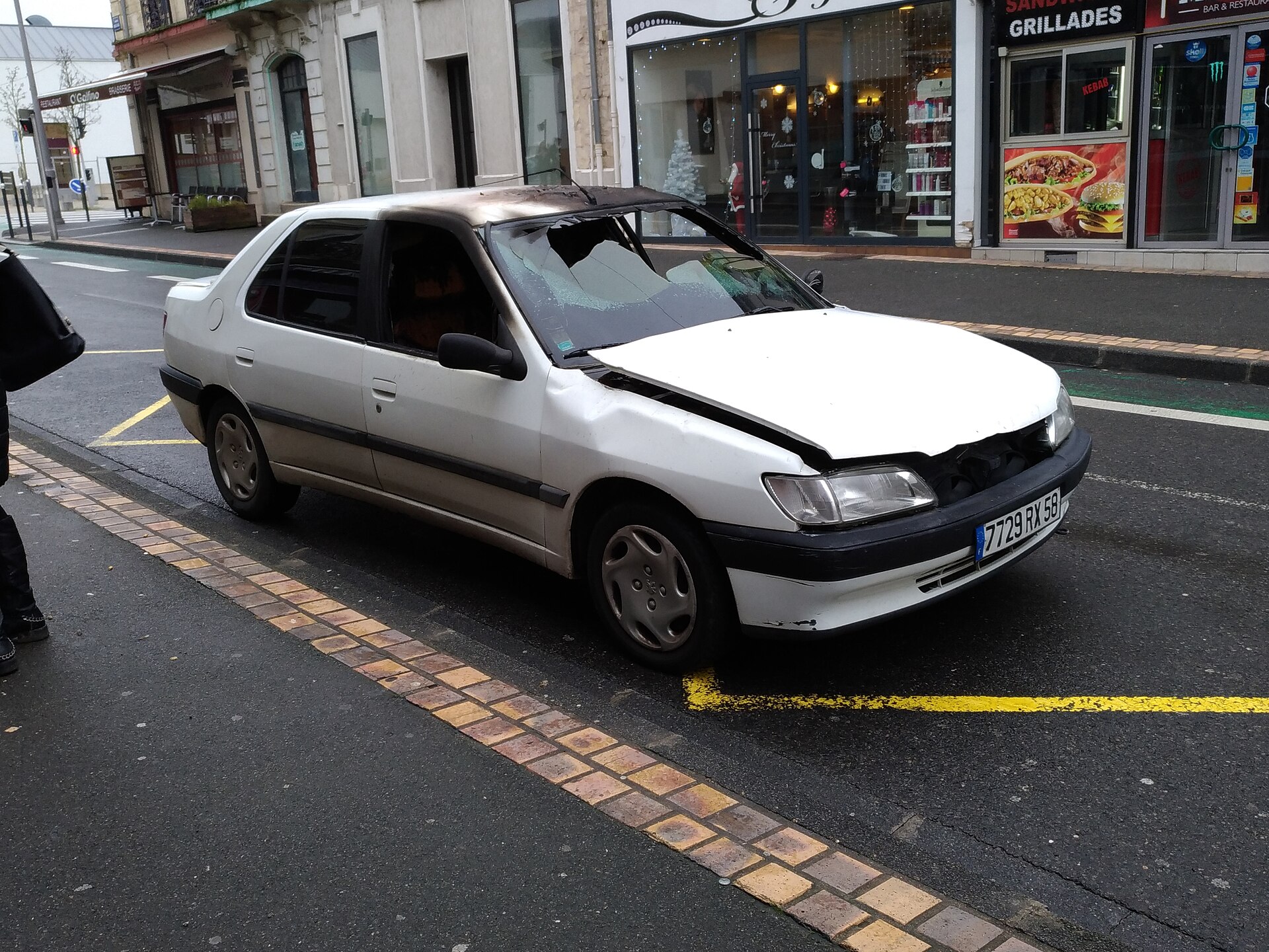 Peugeot 306 saloon, front three-quarter view