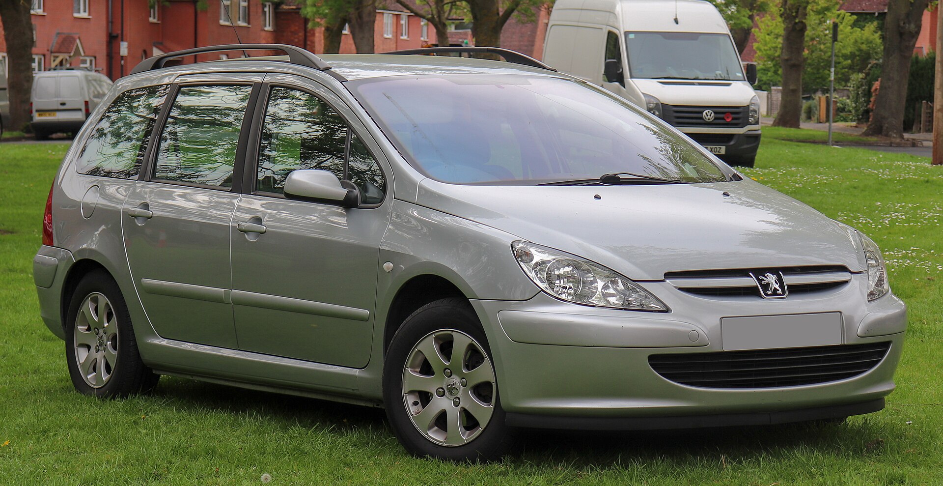 Pre-facelift Peugeot 307 SW estate