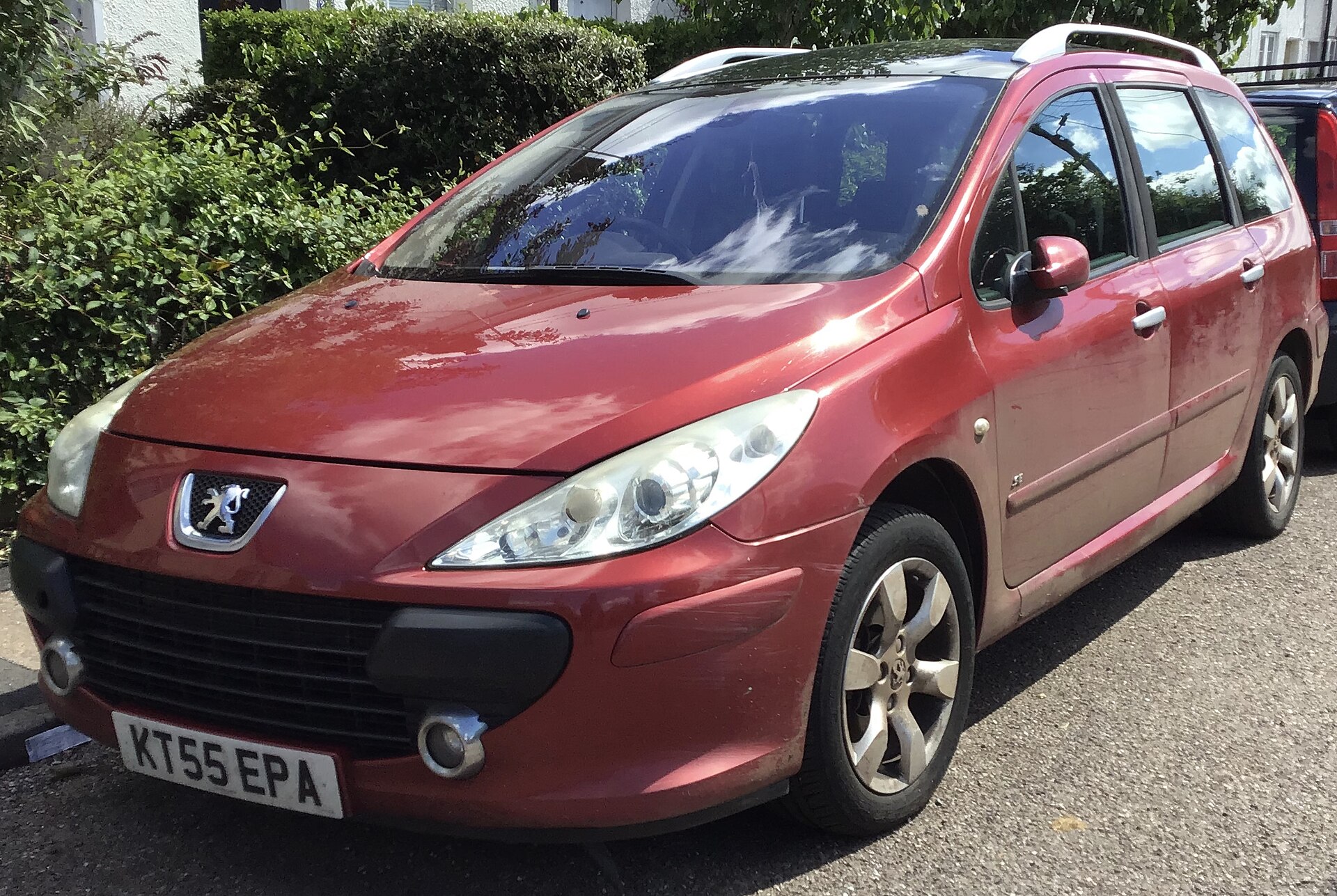 Facelifted Peugeot 307 SW estate, front three-quarter view