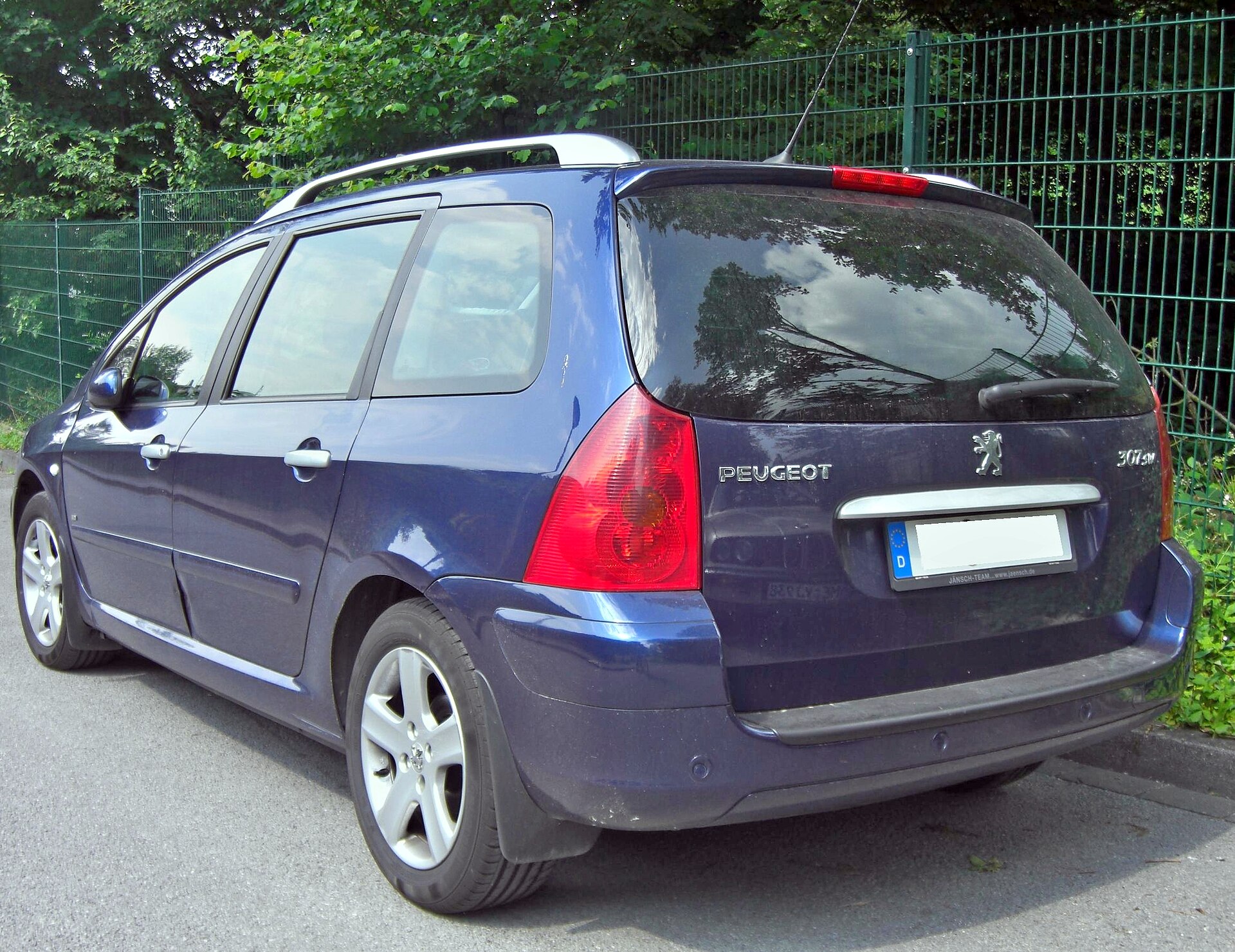 Peugeot 307 SW estate, rear view