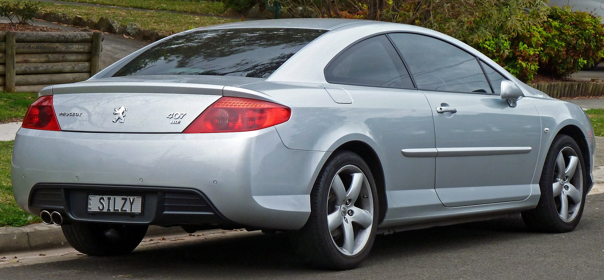 Peugeot 407 Coupé, front three-quarter view