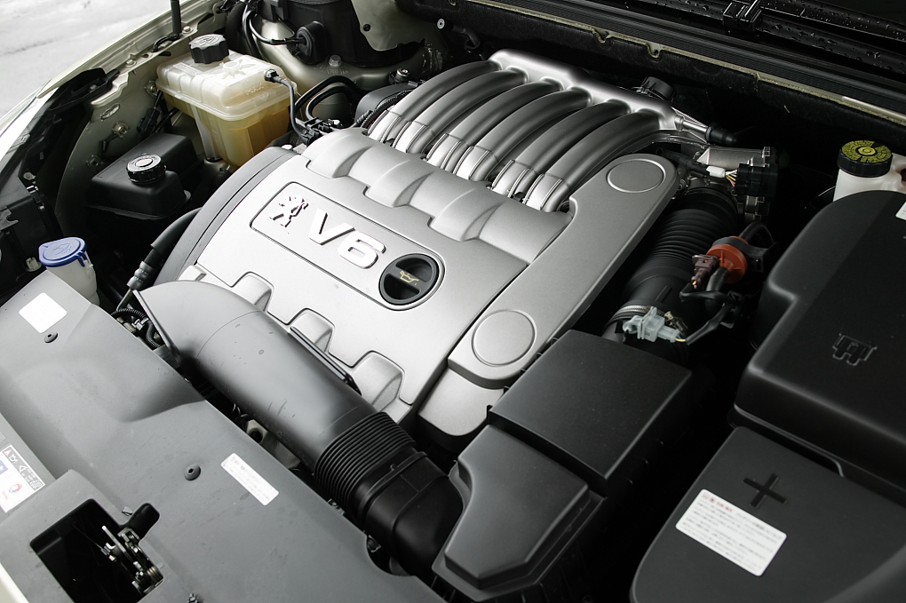 Engine bay of a Peugeot 407 with a V6 engine
