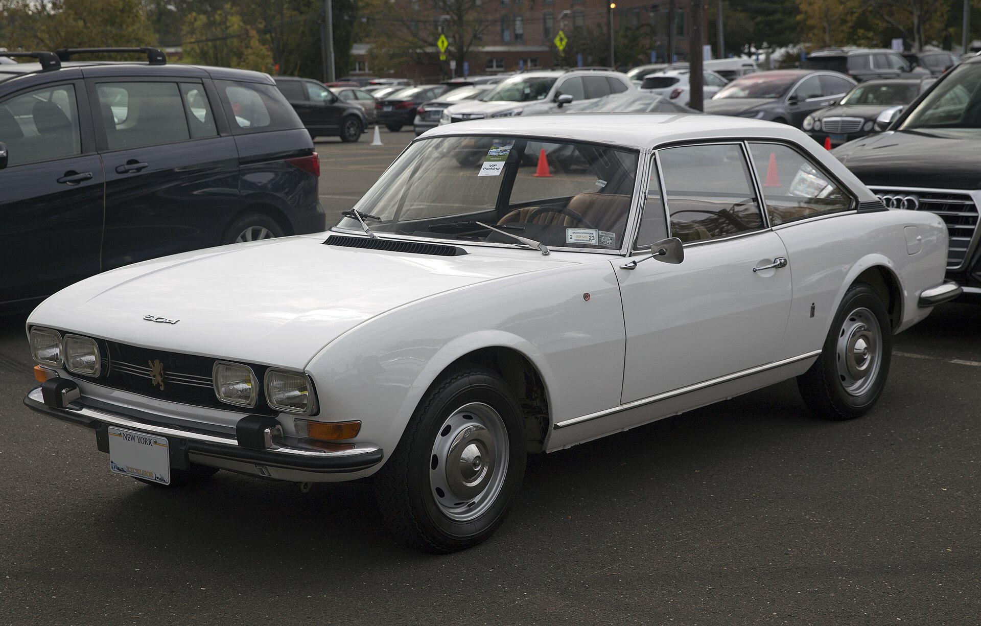 White Peugeot 504 Coupé, front left view