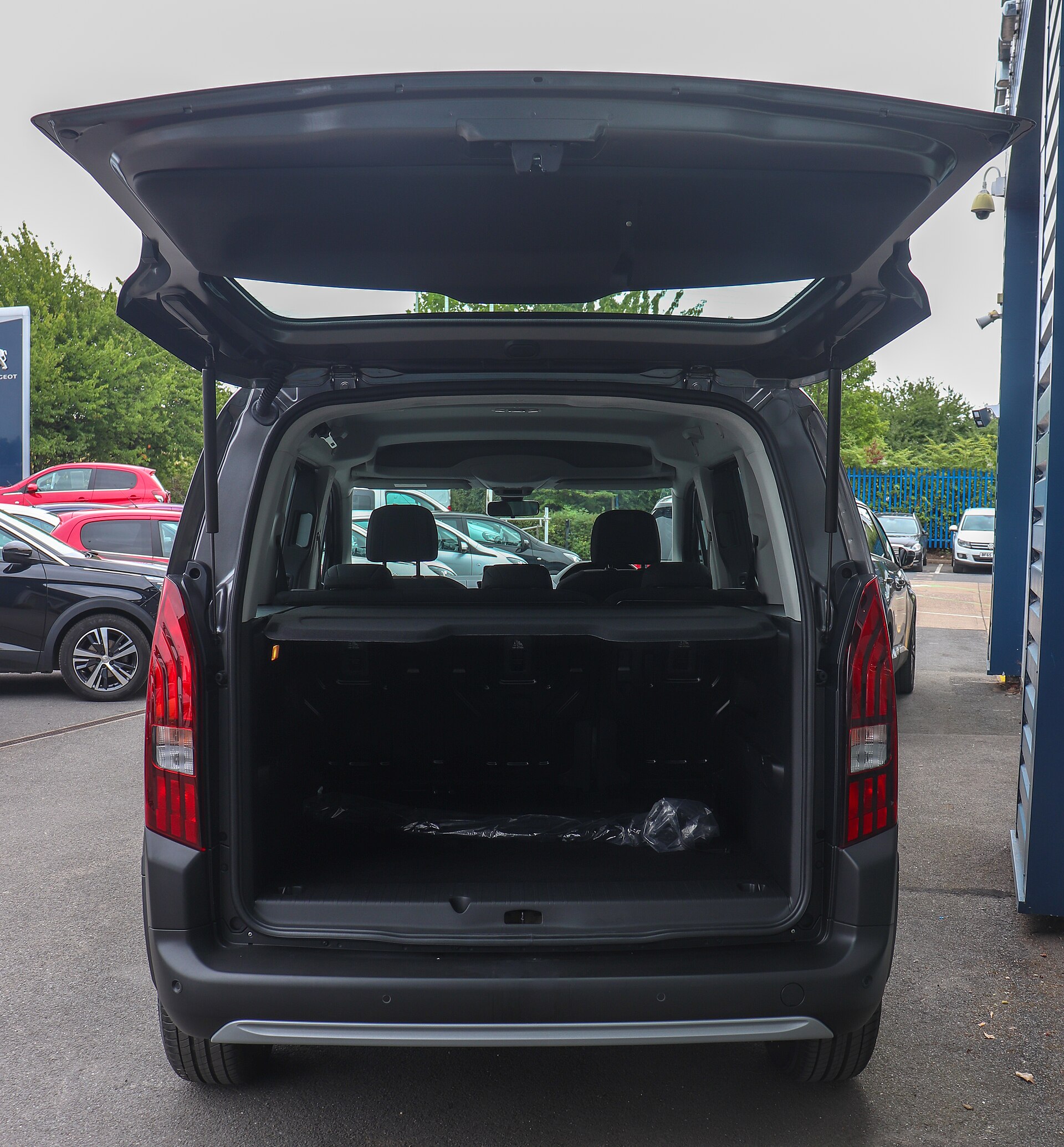 Open tailgate and load area of a Peugeot Rifter