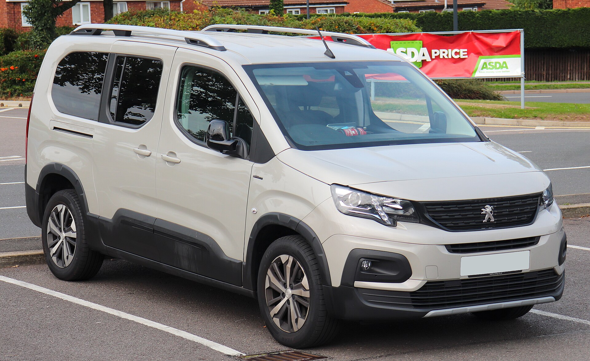 Peugeot Rifter Long, side and front view