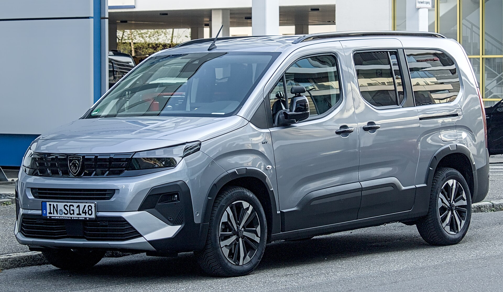 Facelifted Peugeot Rifter long version, front three-quarter view