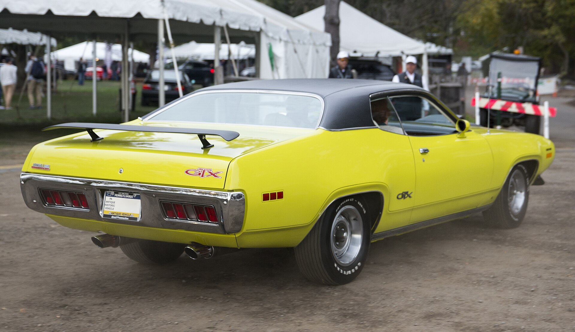 Yellow 1971 Plymouth GTX Hemi, rear right view