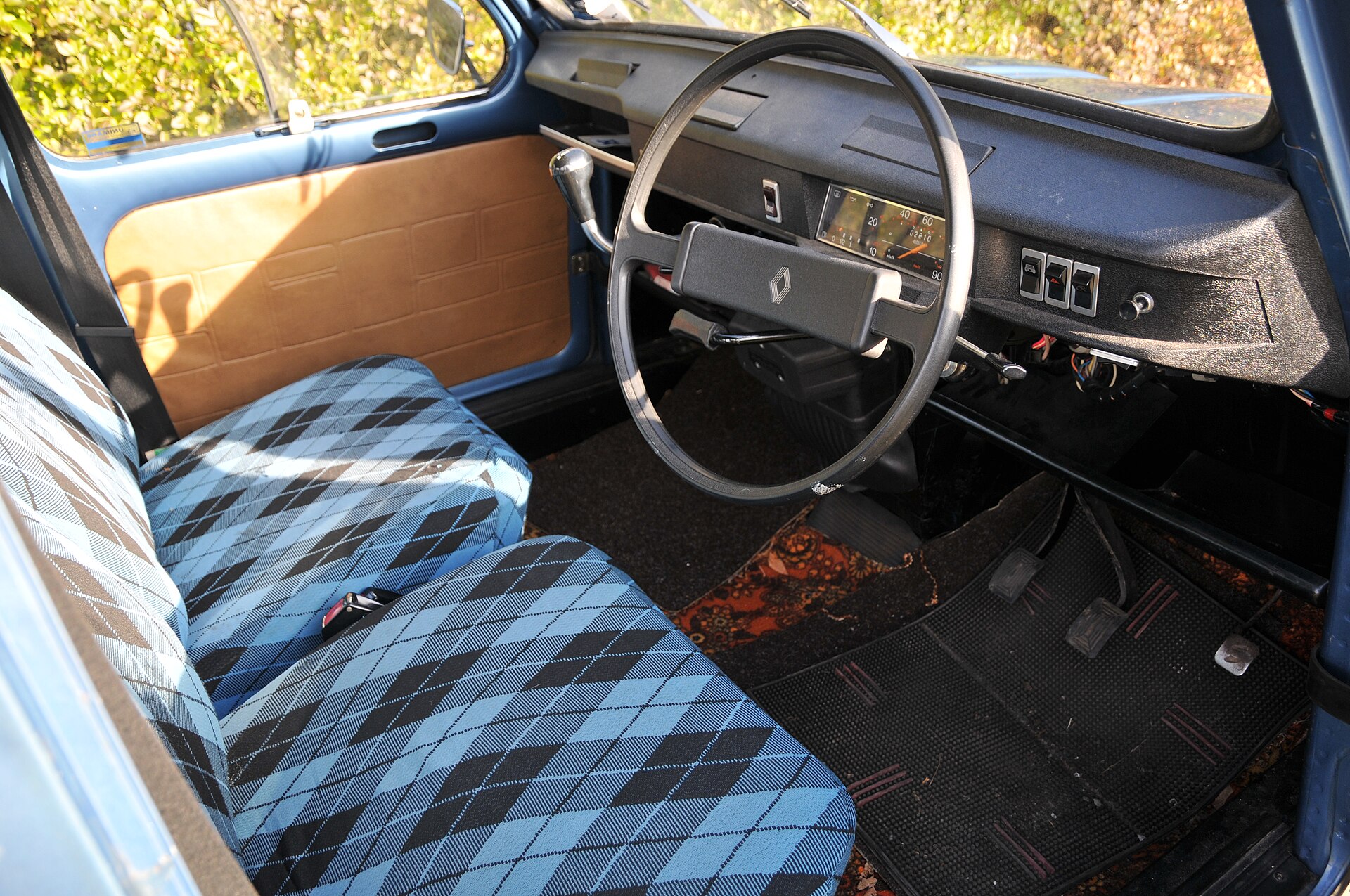 Dashboard of a Renault 4 TL with the gear lever