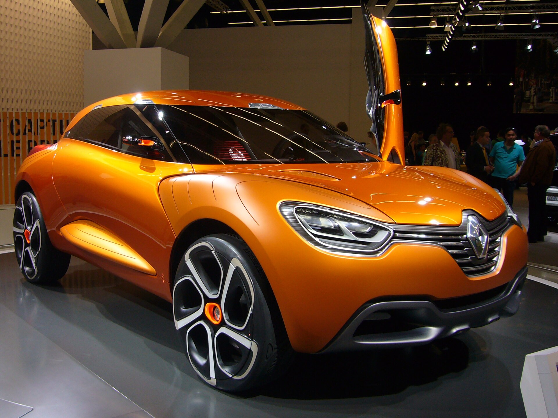 Orange Renault Captur Concept, front three-quarter view