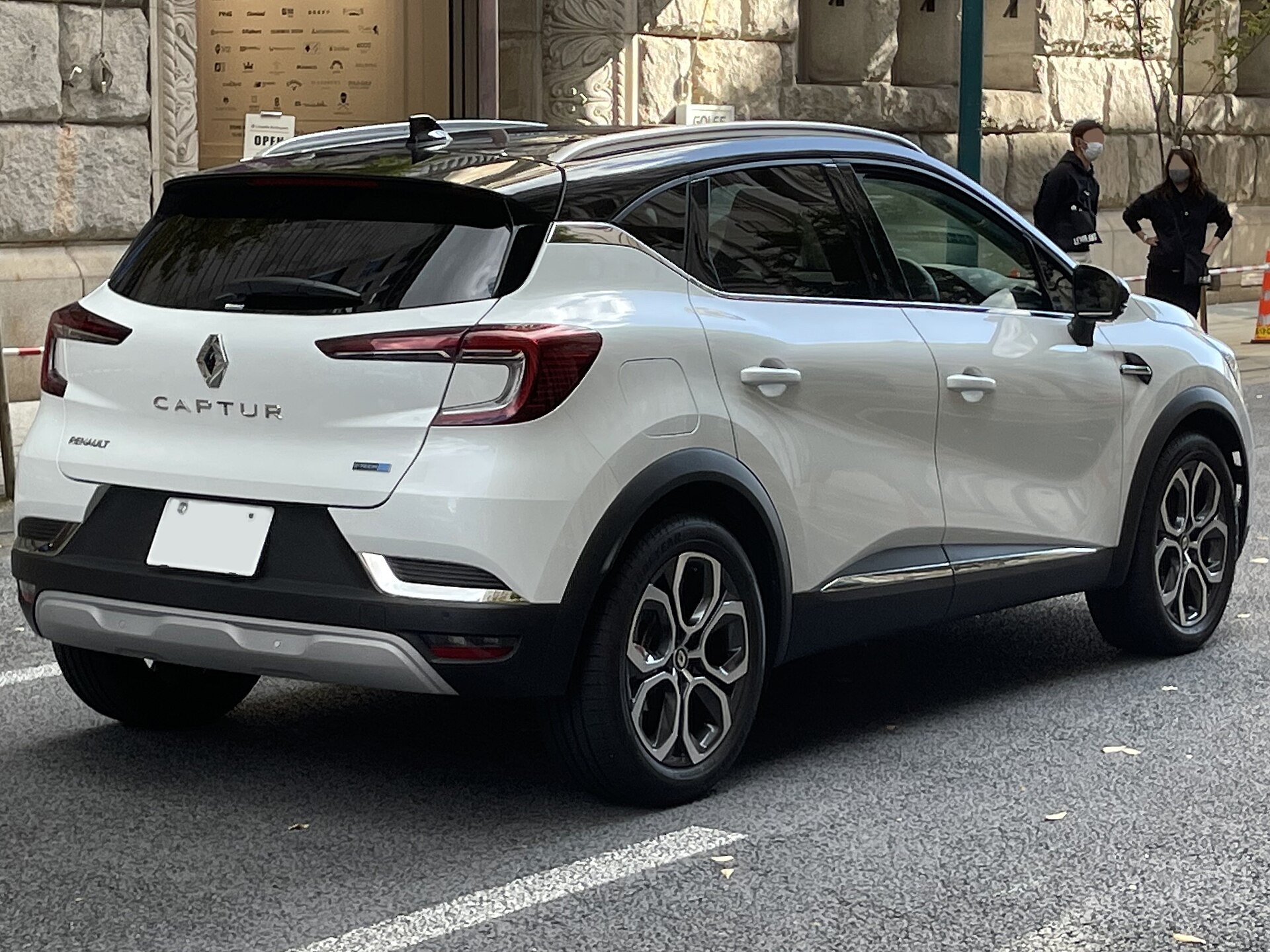 Renault Captur E-Tech Hybrid, rear three-quarter view