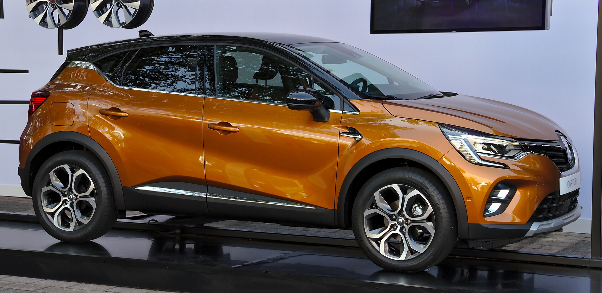 Renault Captur II on a motor show stand