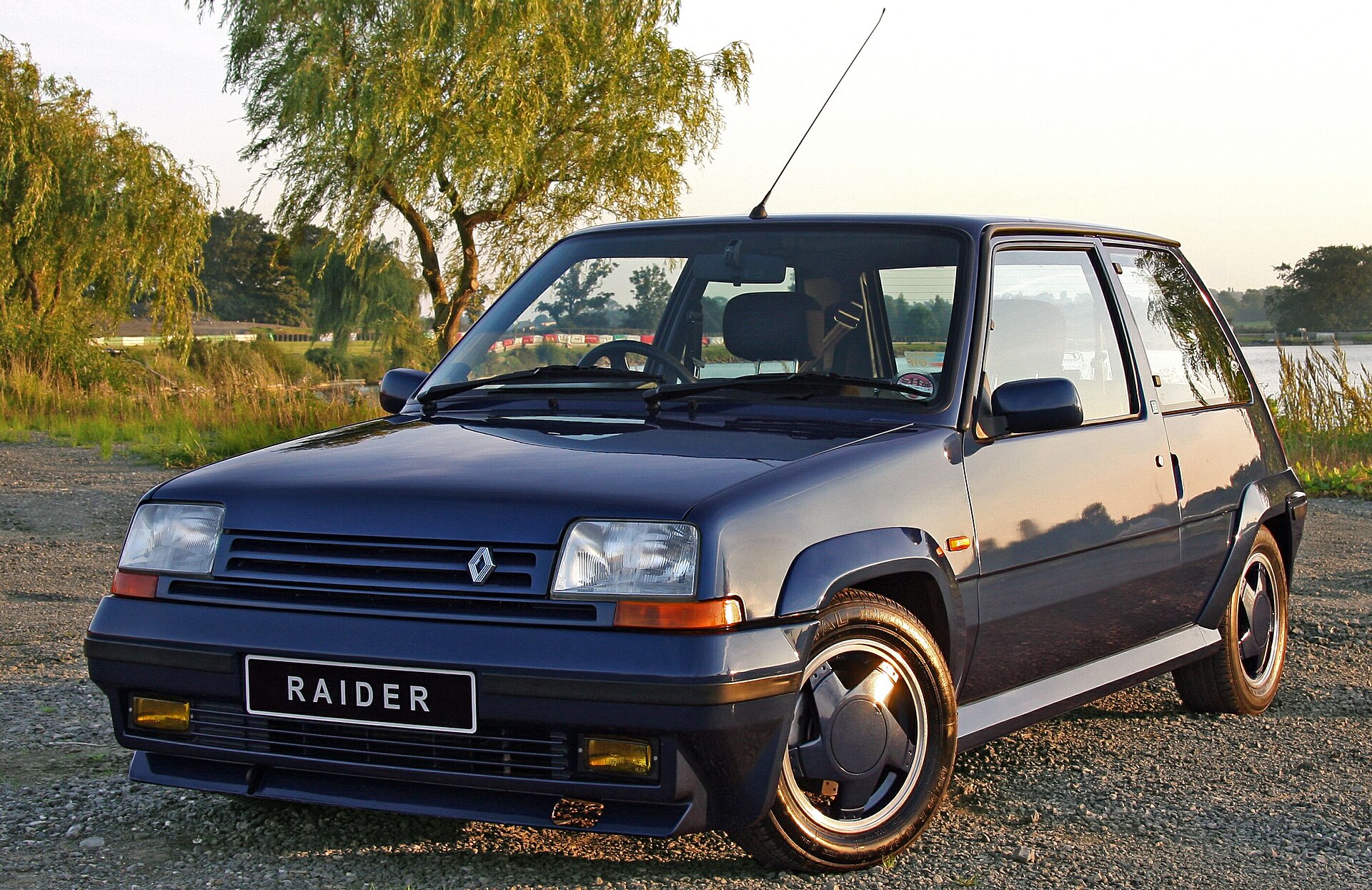 Blue Renault 5 GT Turbo Raider