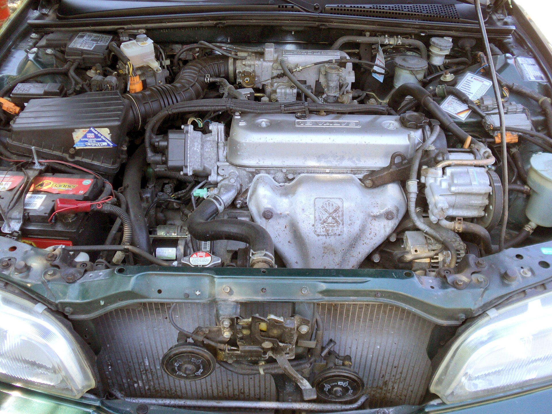 Engine bay of a Rover 620i