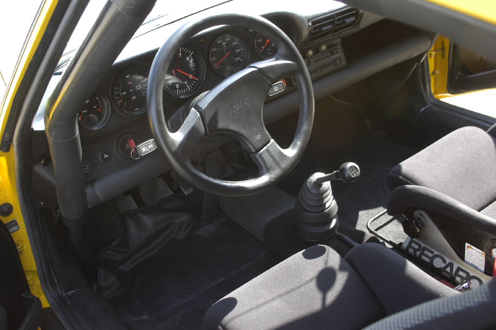 Dashboard and steering wheel of a Ruf CTR