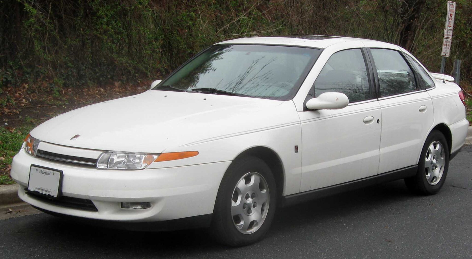 Saturn L-Series saloon, front three-quarter view