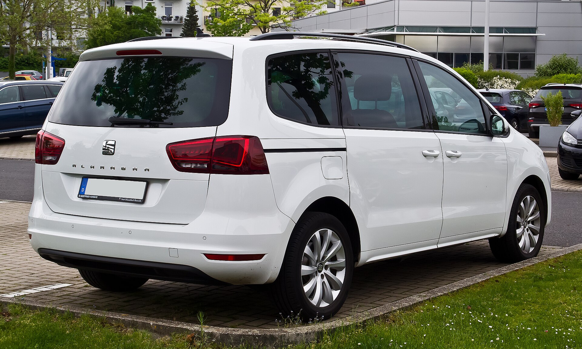 SEAT Alhambra 7N facelift, rear three-quarter view