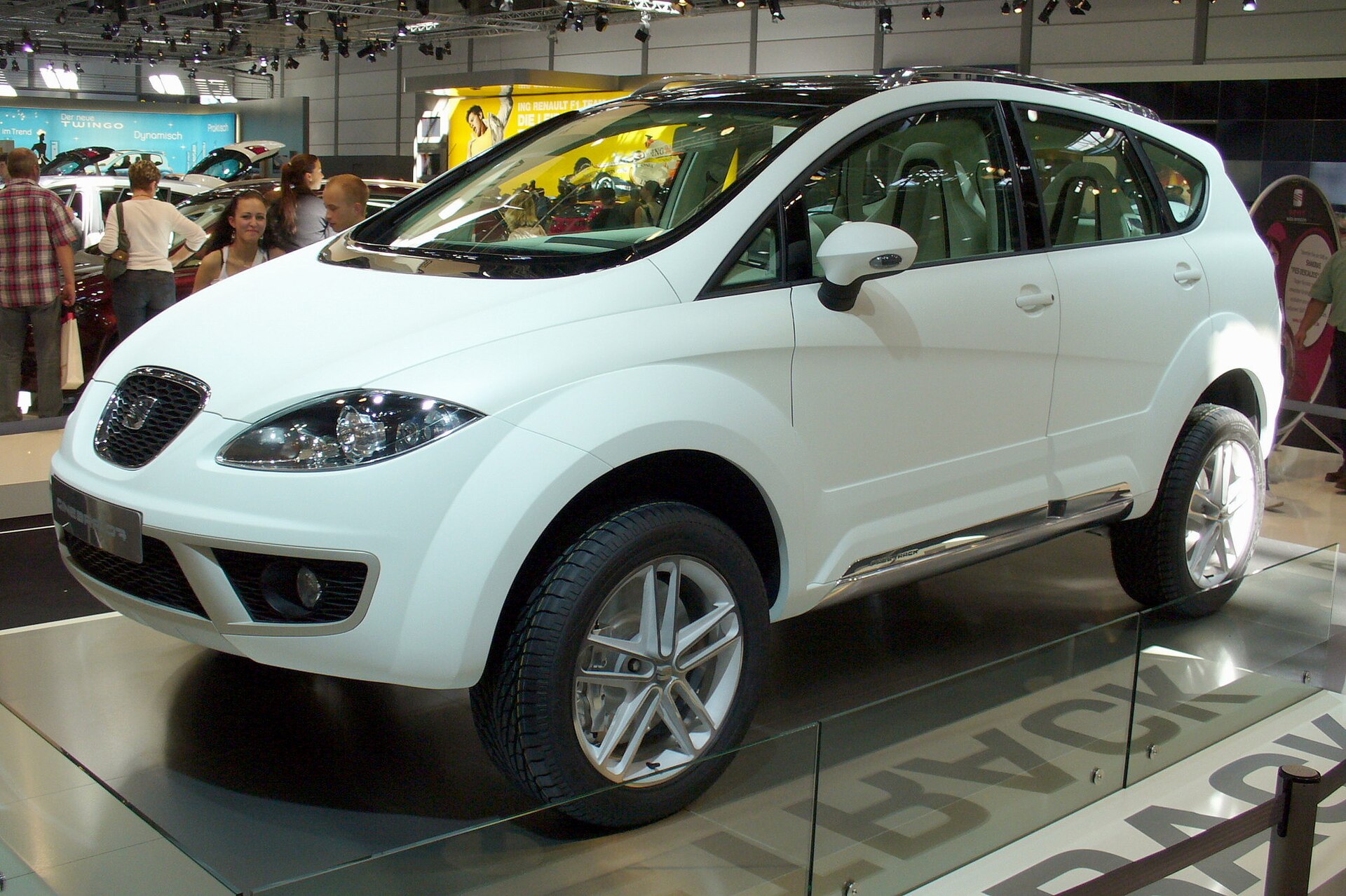 SEAT Altea Freetrack, front three-quarter view