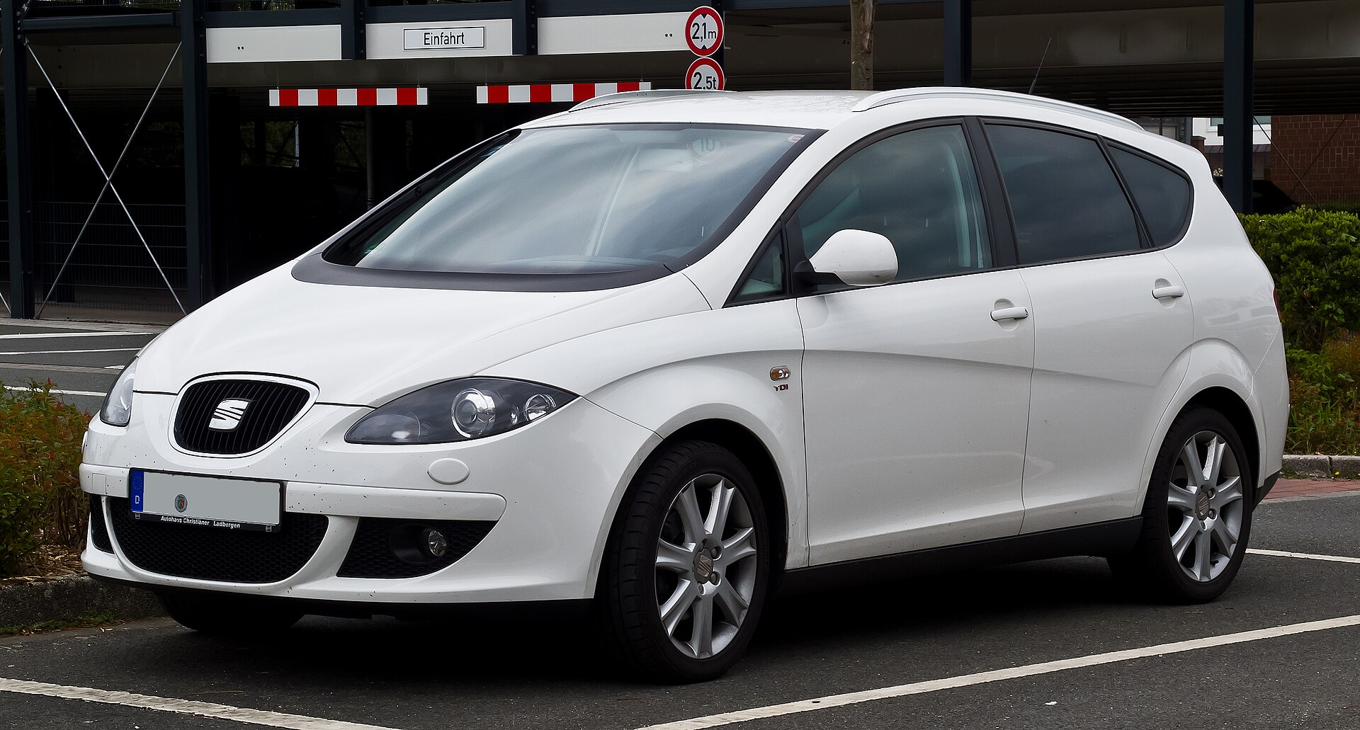 SEAT Altea XL, front three-quarter view