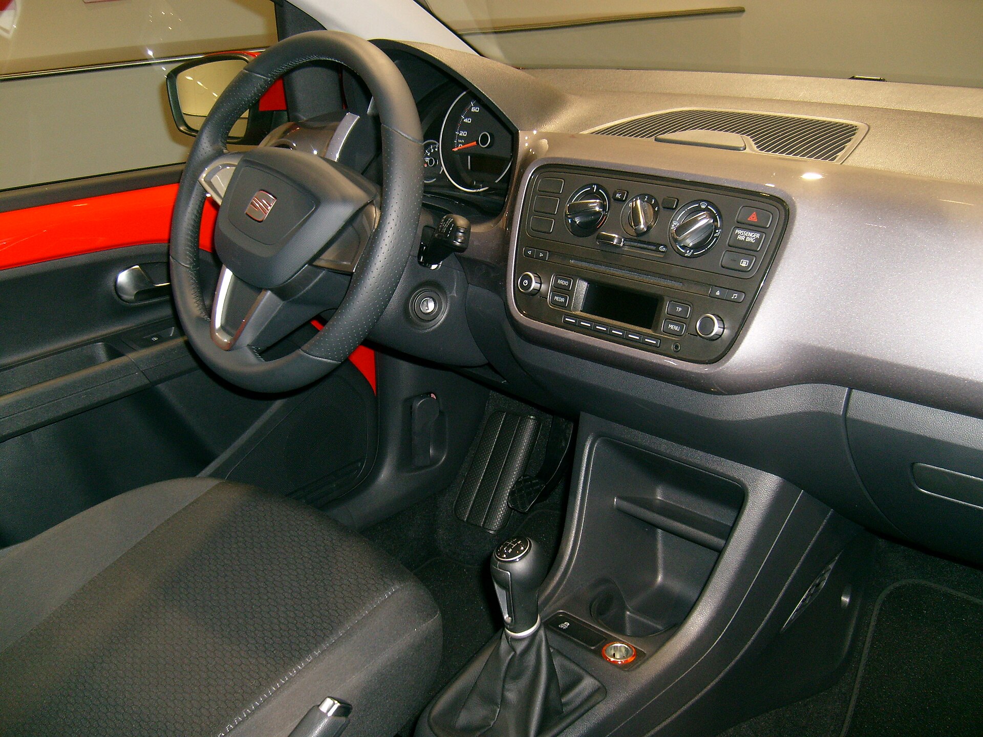 Dashboard and front seats of a SEAT Mii