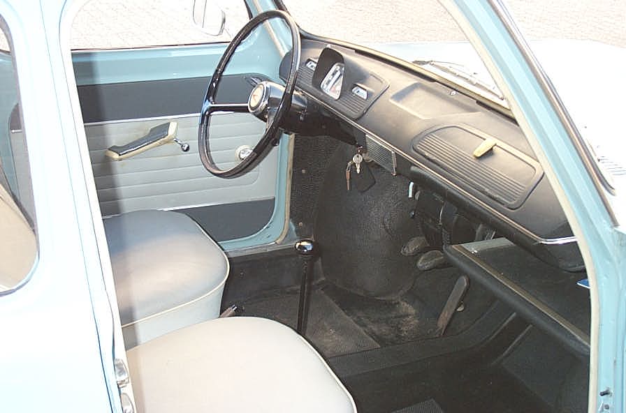 Dashboard and front seats of a Simca 1000