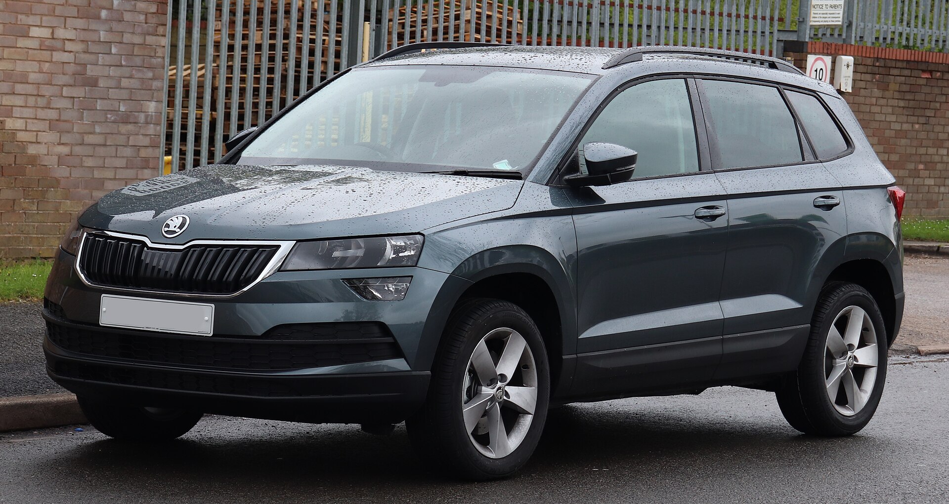 Škoda Karoq 1.0 TSI SE, front view