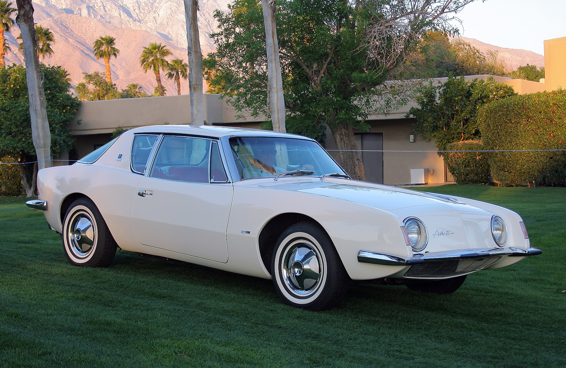 Studebaker Avanti coupé, front view