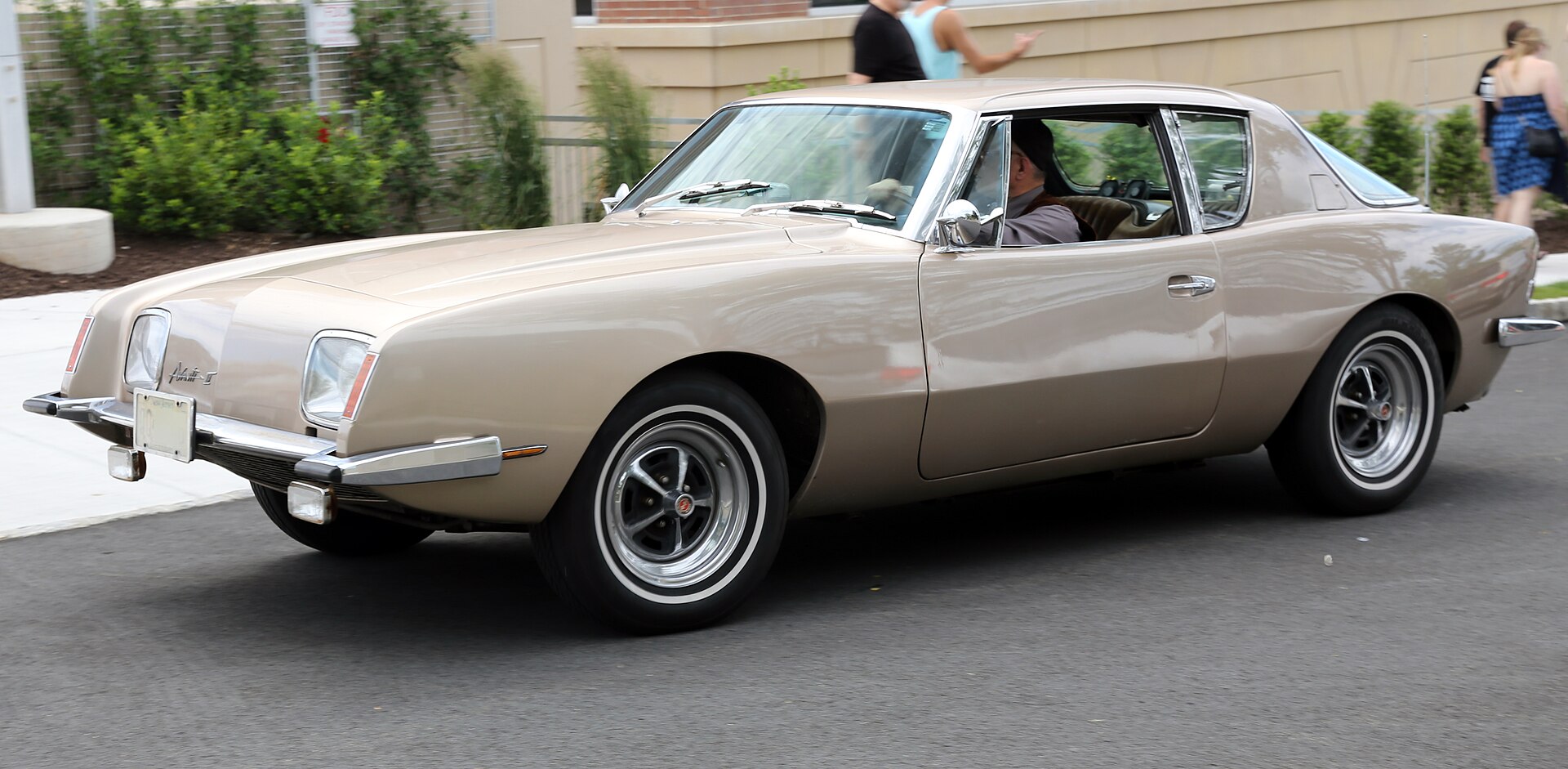 Avanti II coupé of 1967, front left view