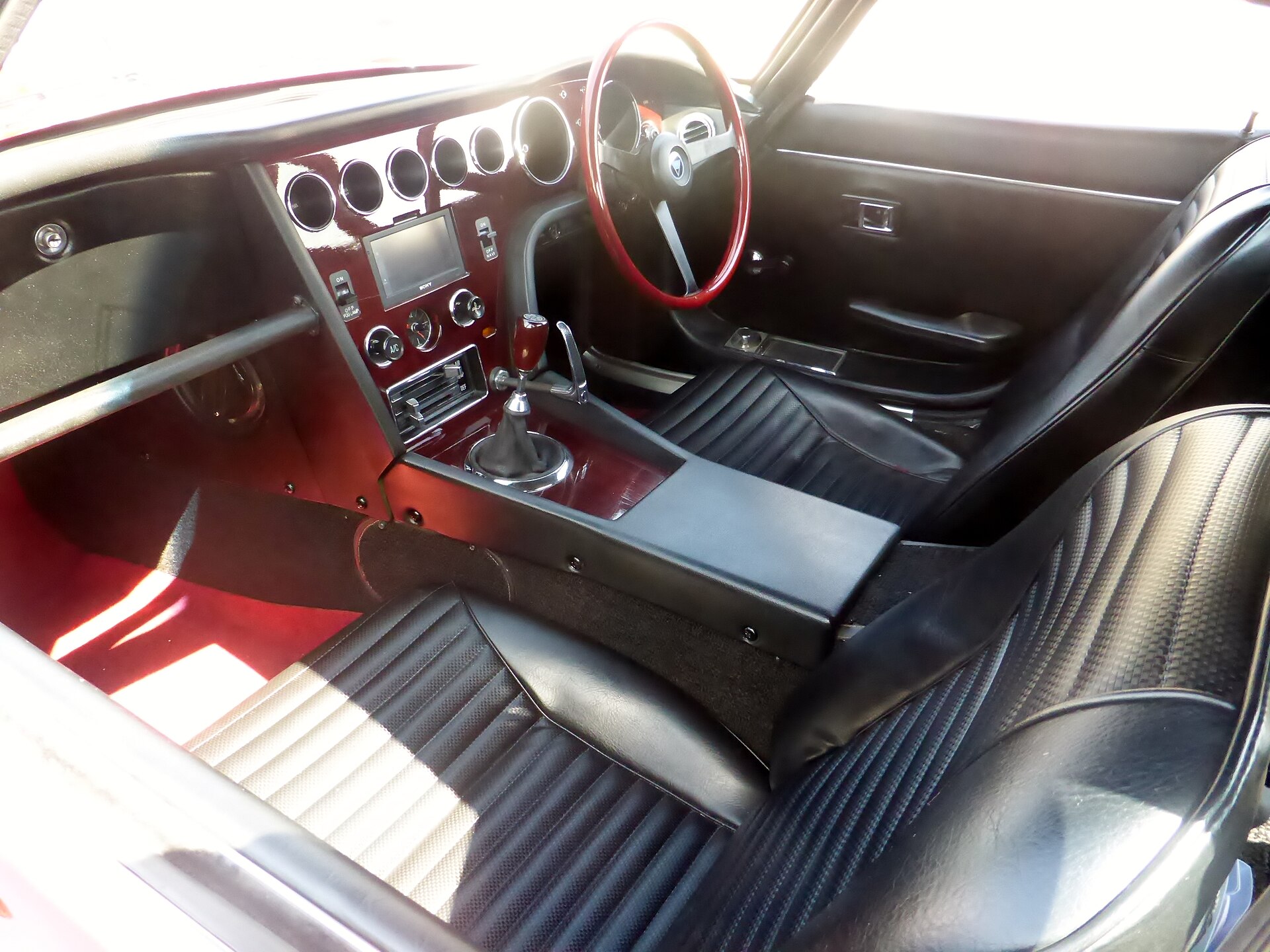 Dashboard, steering wheel and seats of a late Toyota 2000GT