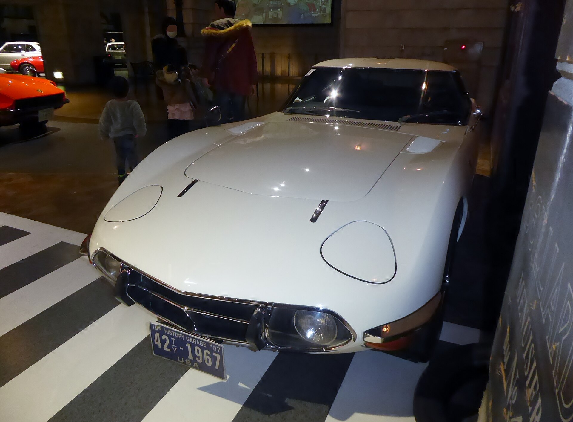 Toyota 2000GT MF12L, front view