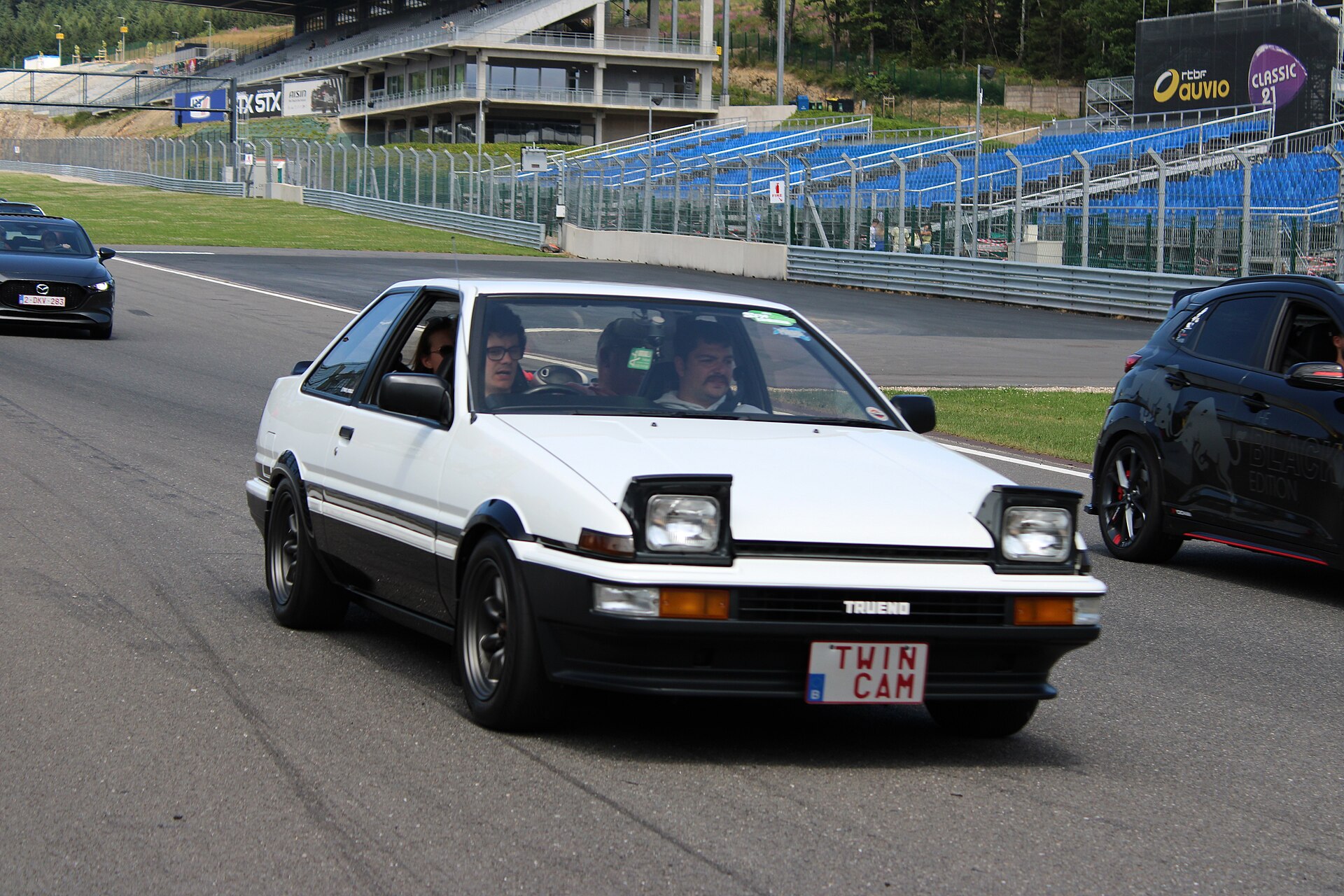 Toyota Sprinter Trueno AE86 two-door coupé, side view