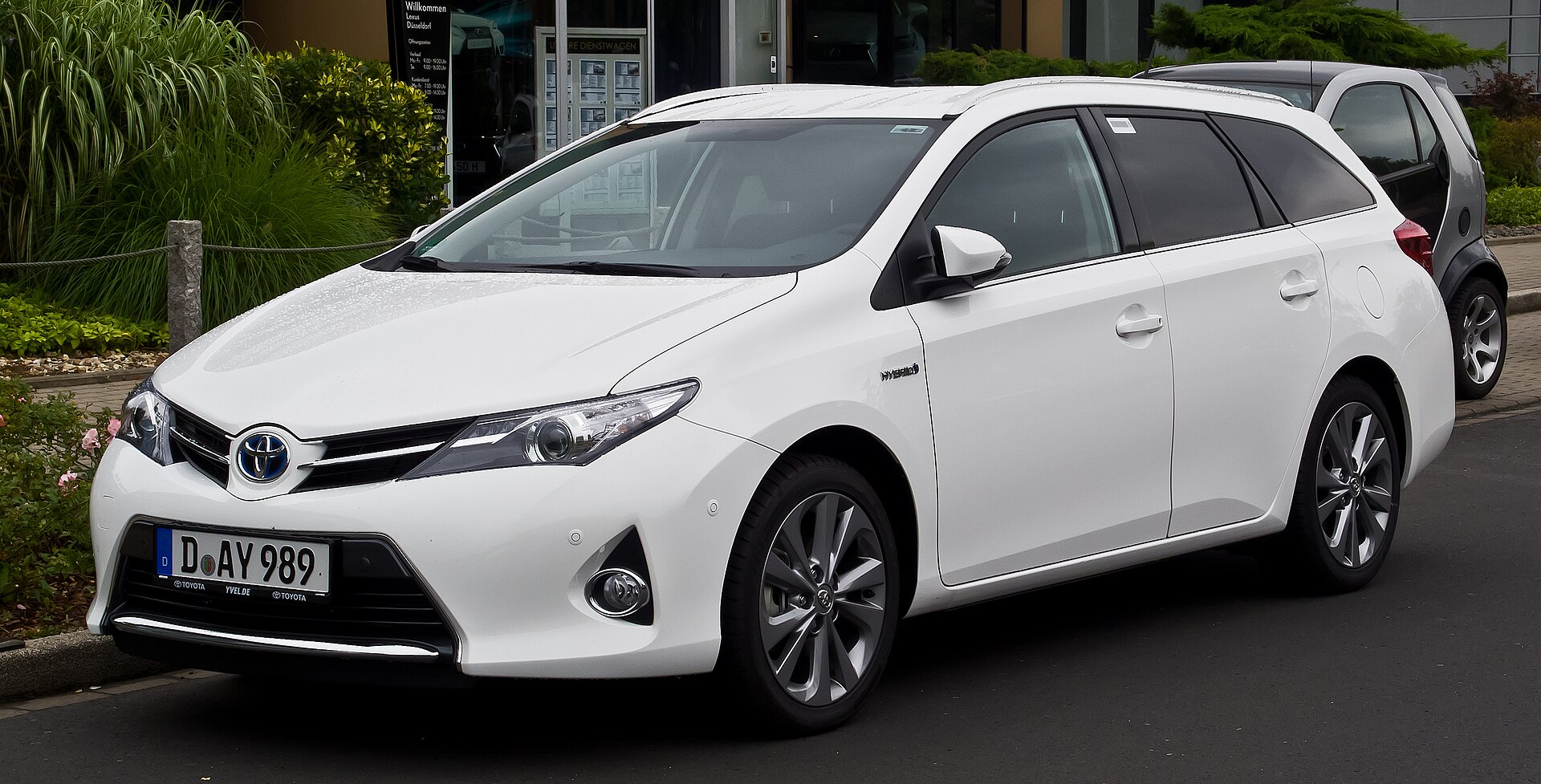 Toyota Auris Touring Sports estate, front view