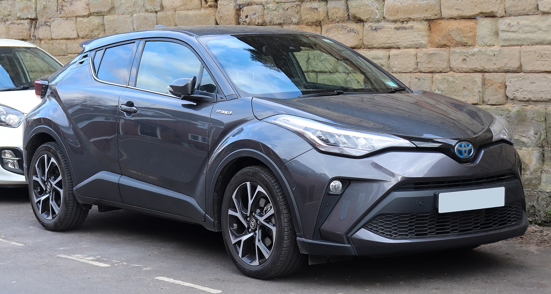 Facelifted Toyota C-HR 2.0 hybrid, front view