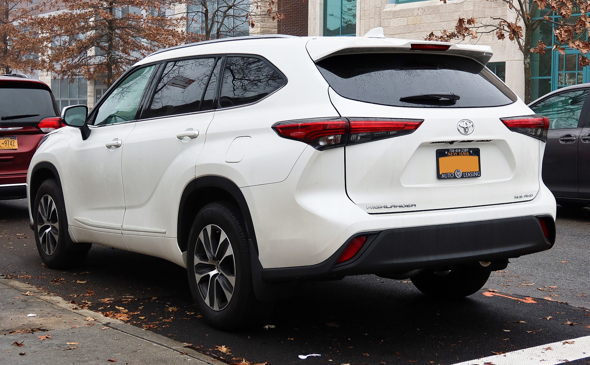 Toyota Highlander fourth generation, rear three-quarter view