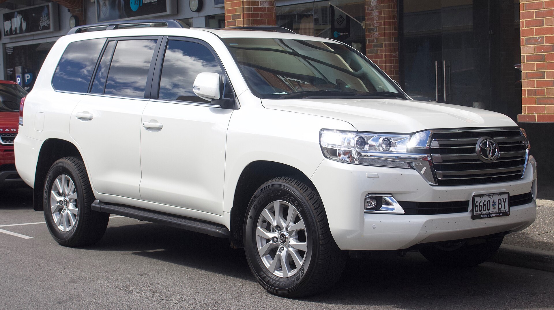 Toyota Land Cruiser 200 VX wagon, front three-quarter view