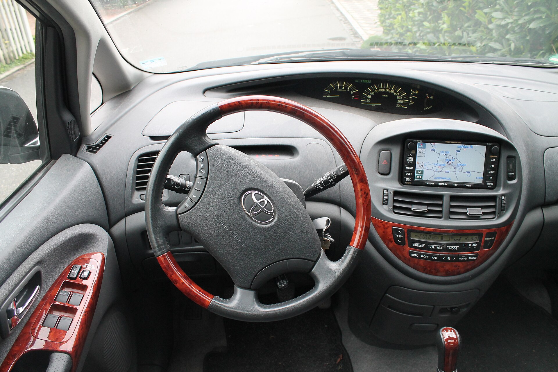 Interior and cockpit of a second-generation Toyota Previa
