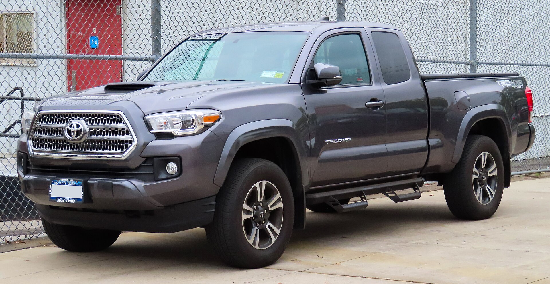 Toyota Tacoma third generation Access Cab, front view
