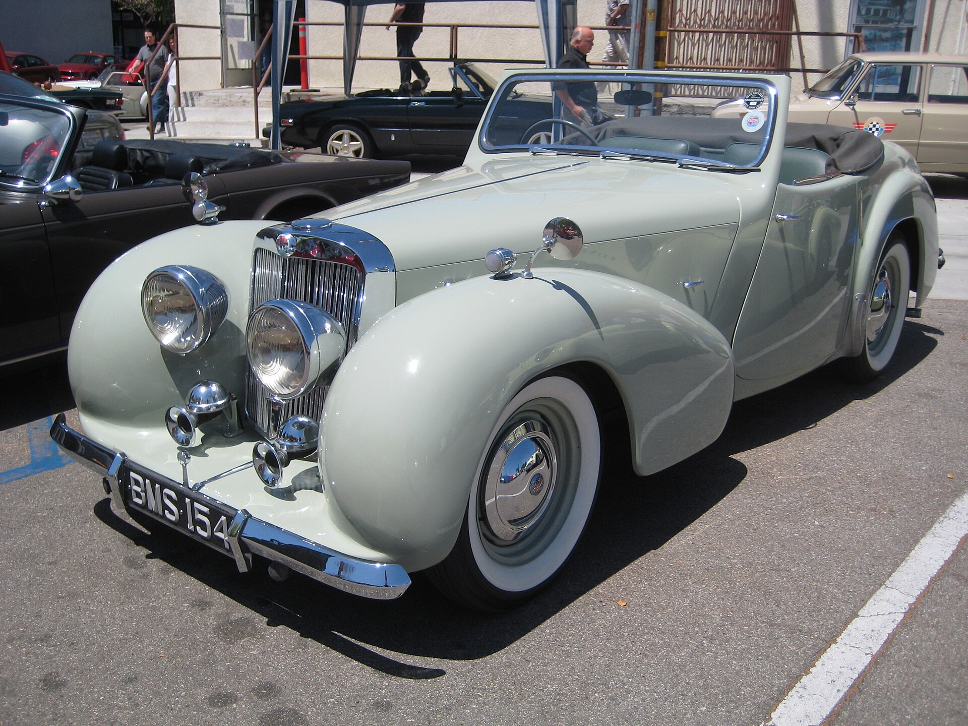 1946 Triumph Roadster with a long bonnet and separate wings