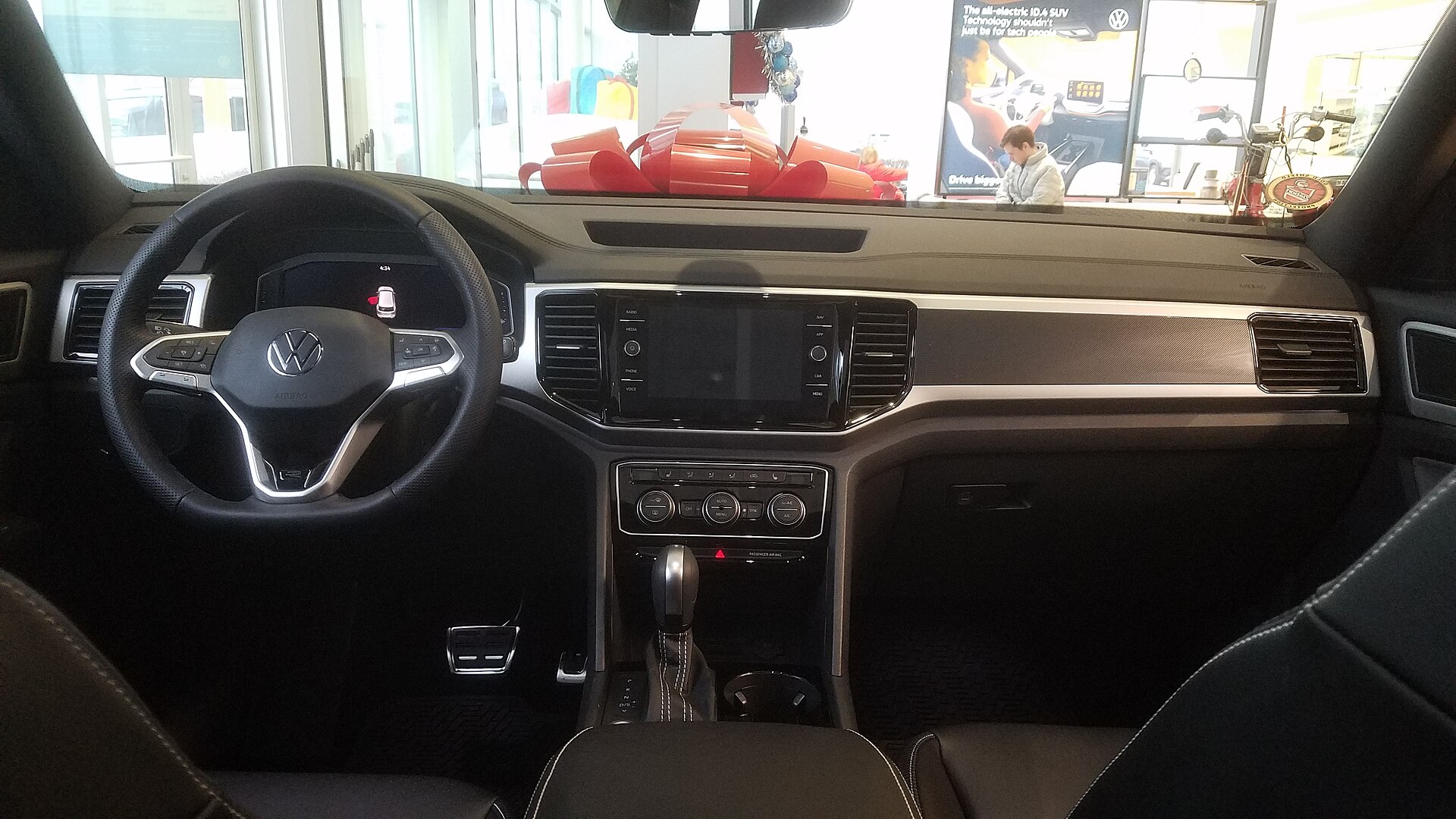 Interior and dashboard of the Volkswagen Atlas Cross Sport