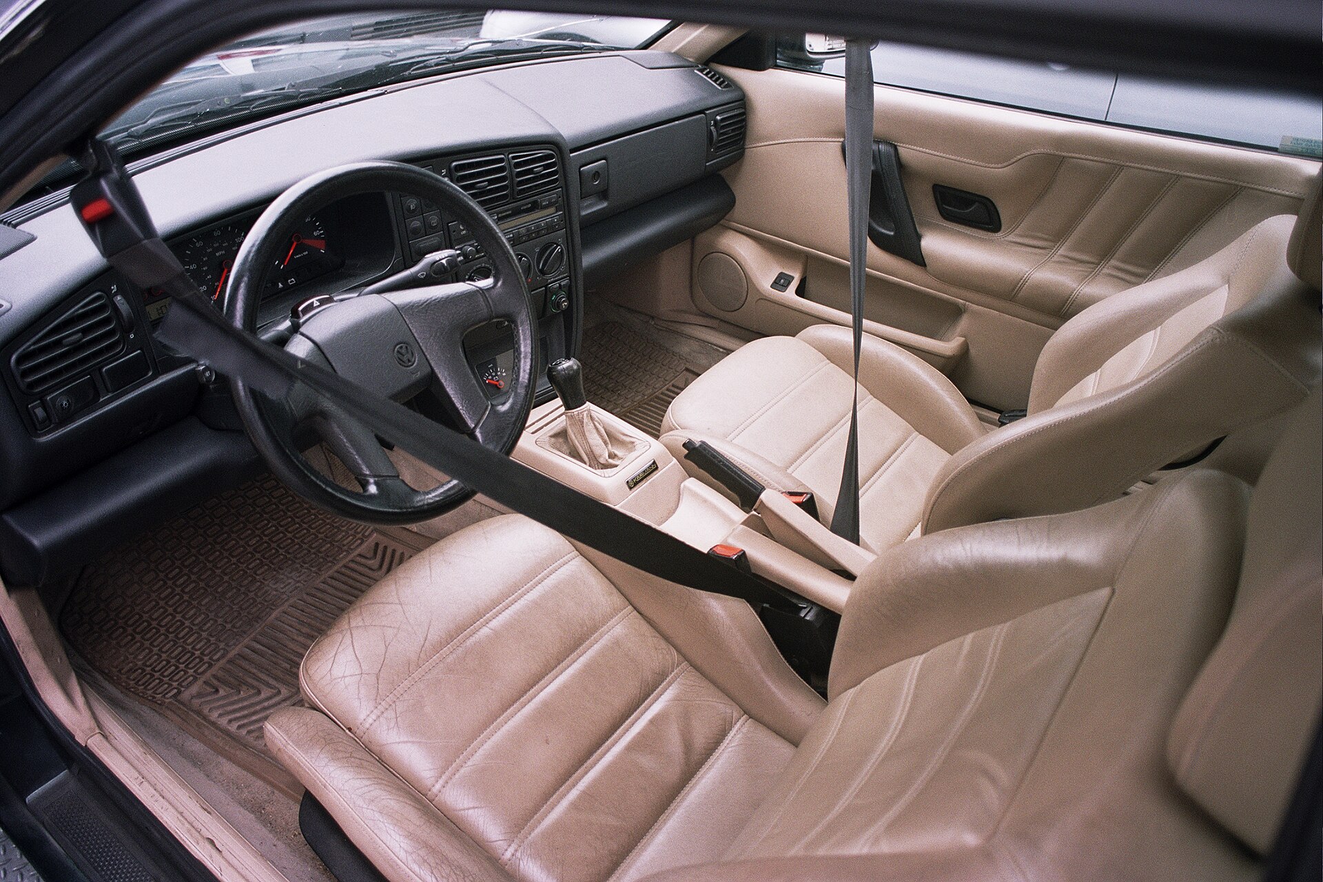 Dashboard and front seats of a Volkswagen Corrado VR6