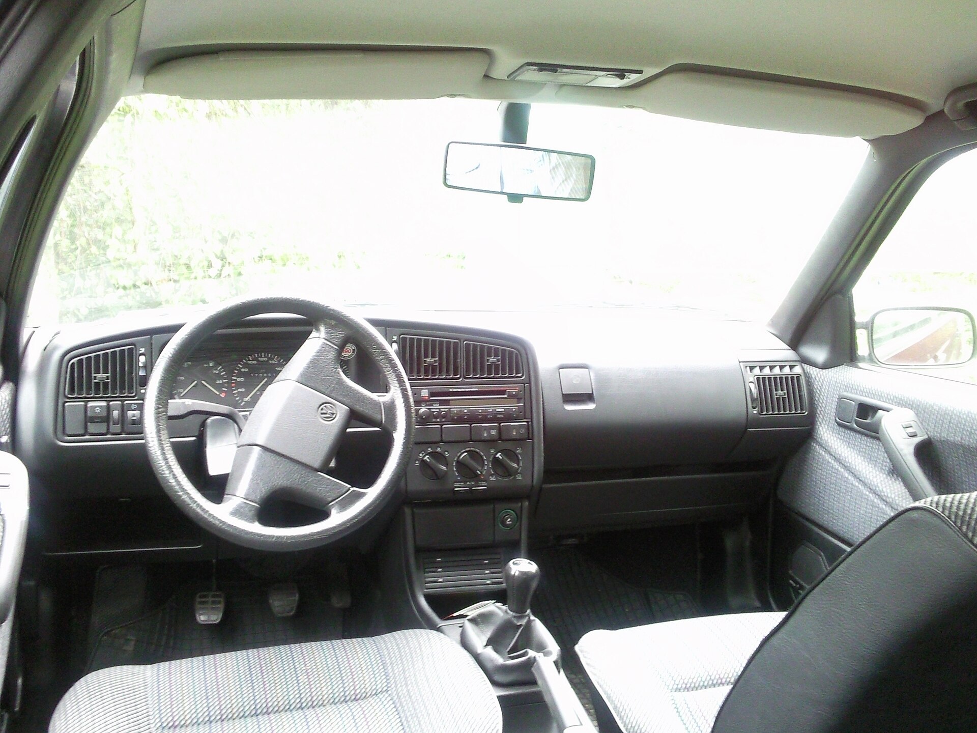 Interior and dashboard of a Volkswagen Passat B3