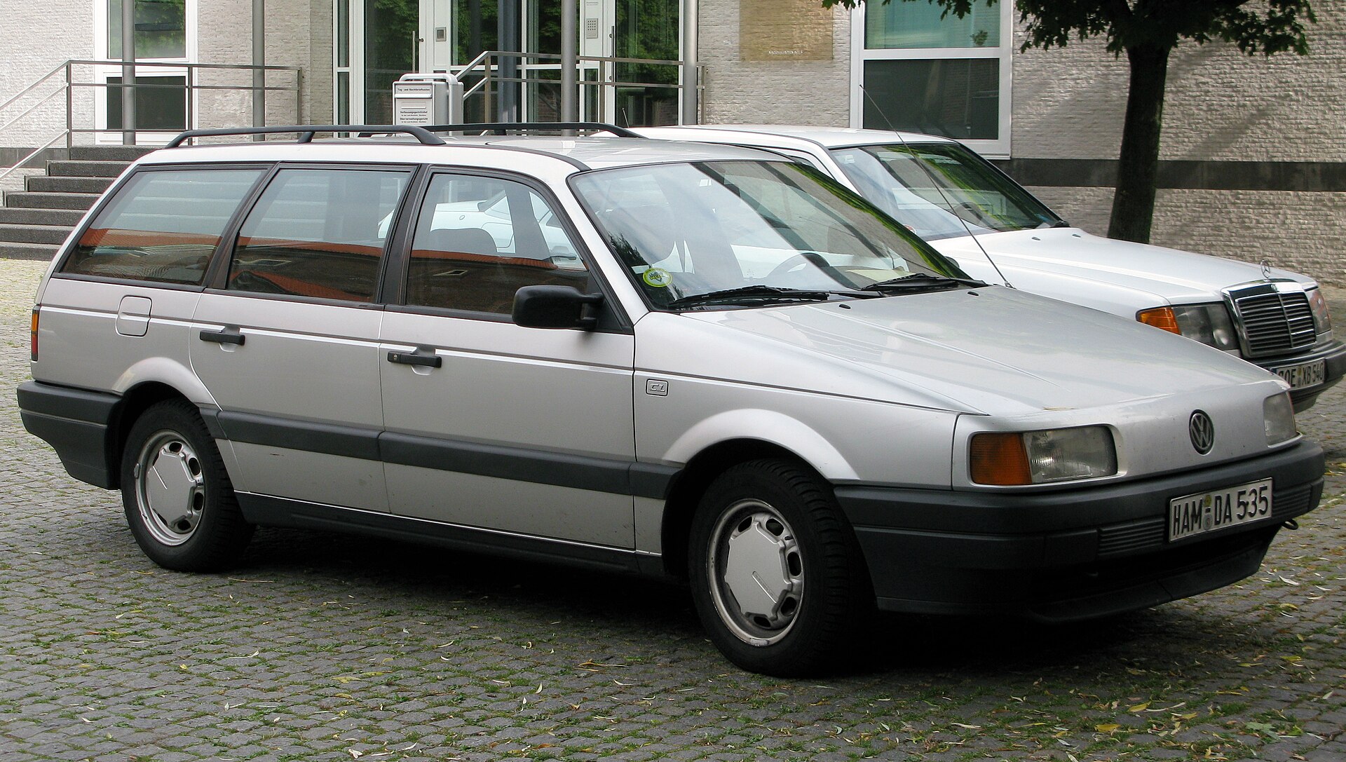 Silver Volkswagen Passat B3 Variant estate, front right view