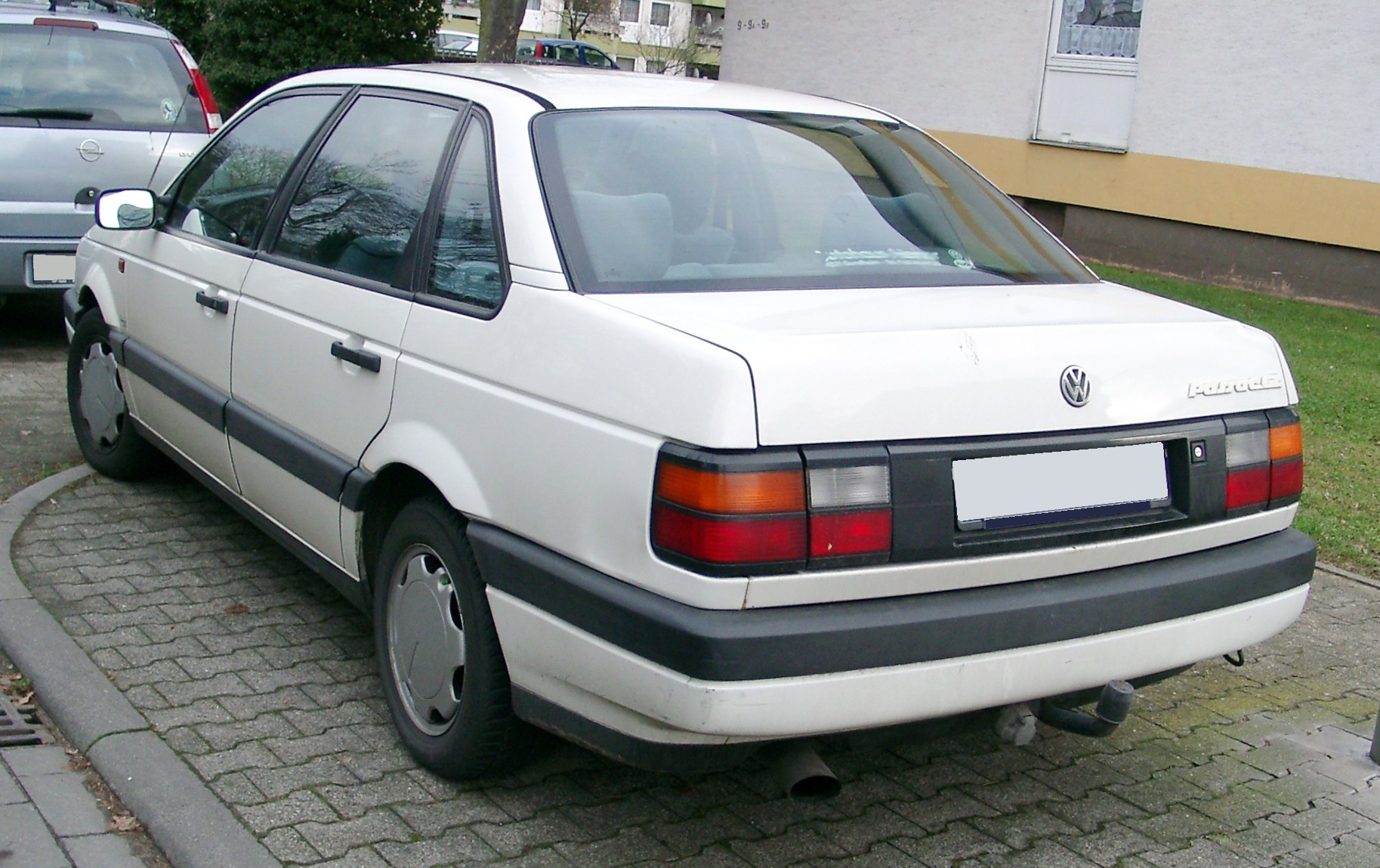 Volkswagen Passat B3 saloon, rear three-quarter view
