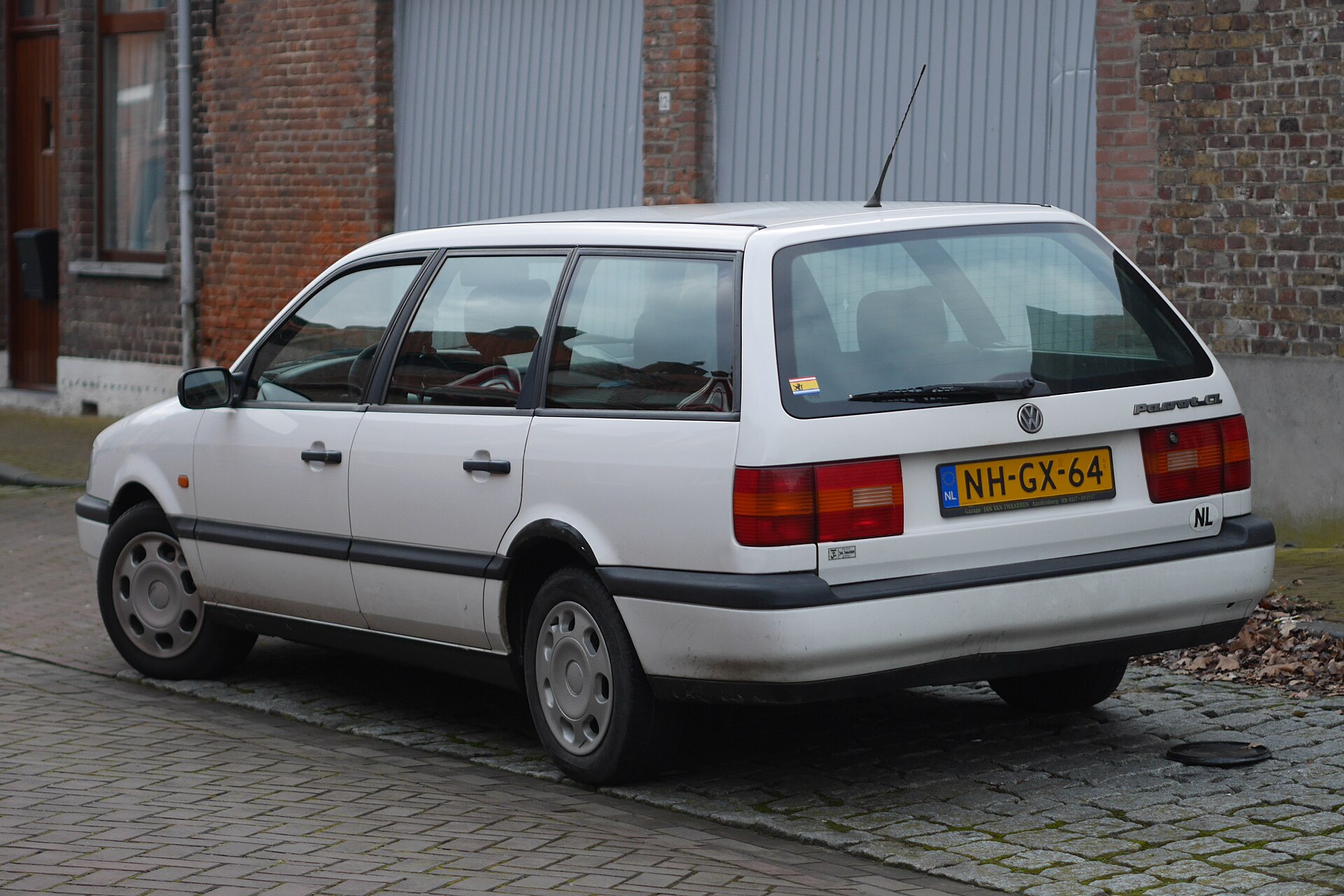 Volkswagen Passat B4 Variant estate, side view