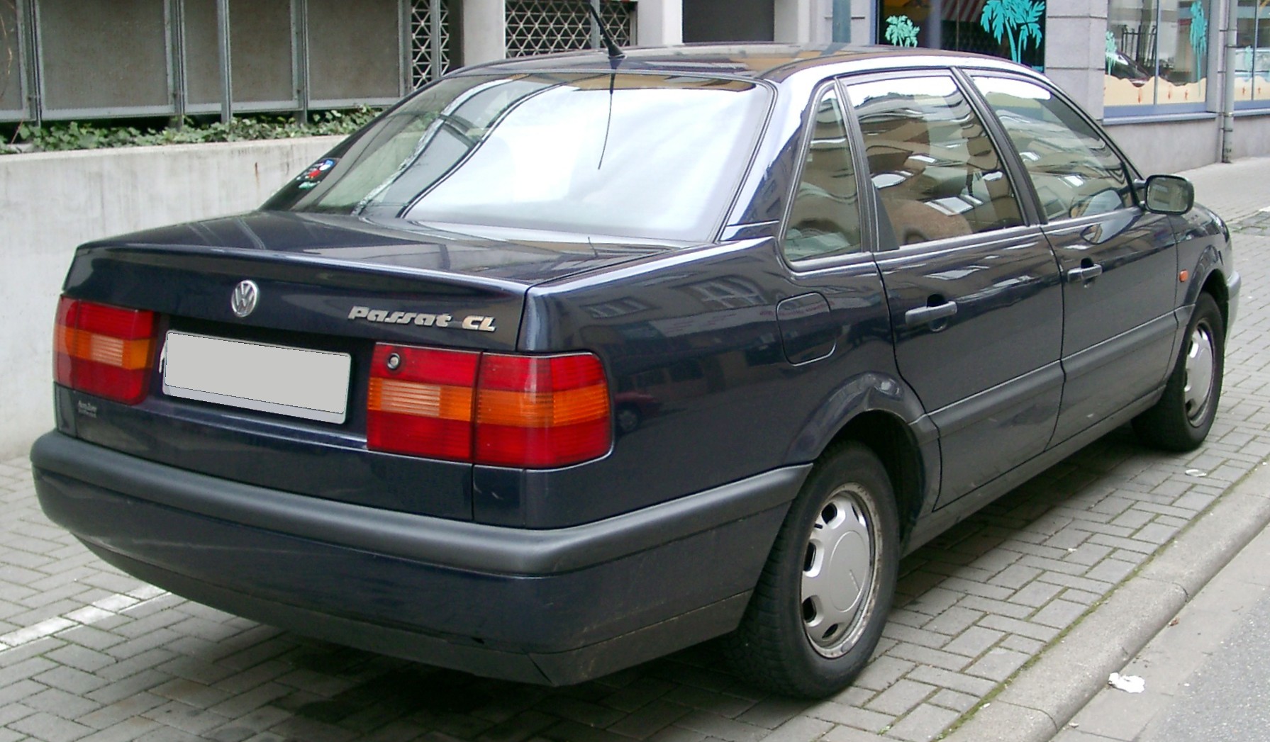 Volkswagen Passat B4 saloon, rear three-quarter view