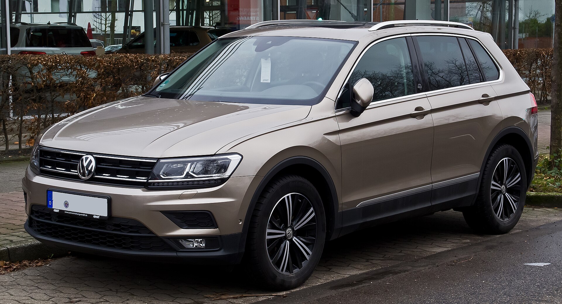 Volkswagen Tiguan II 2.0 TSI, front three-quarter view