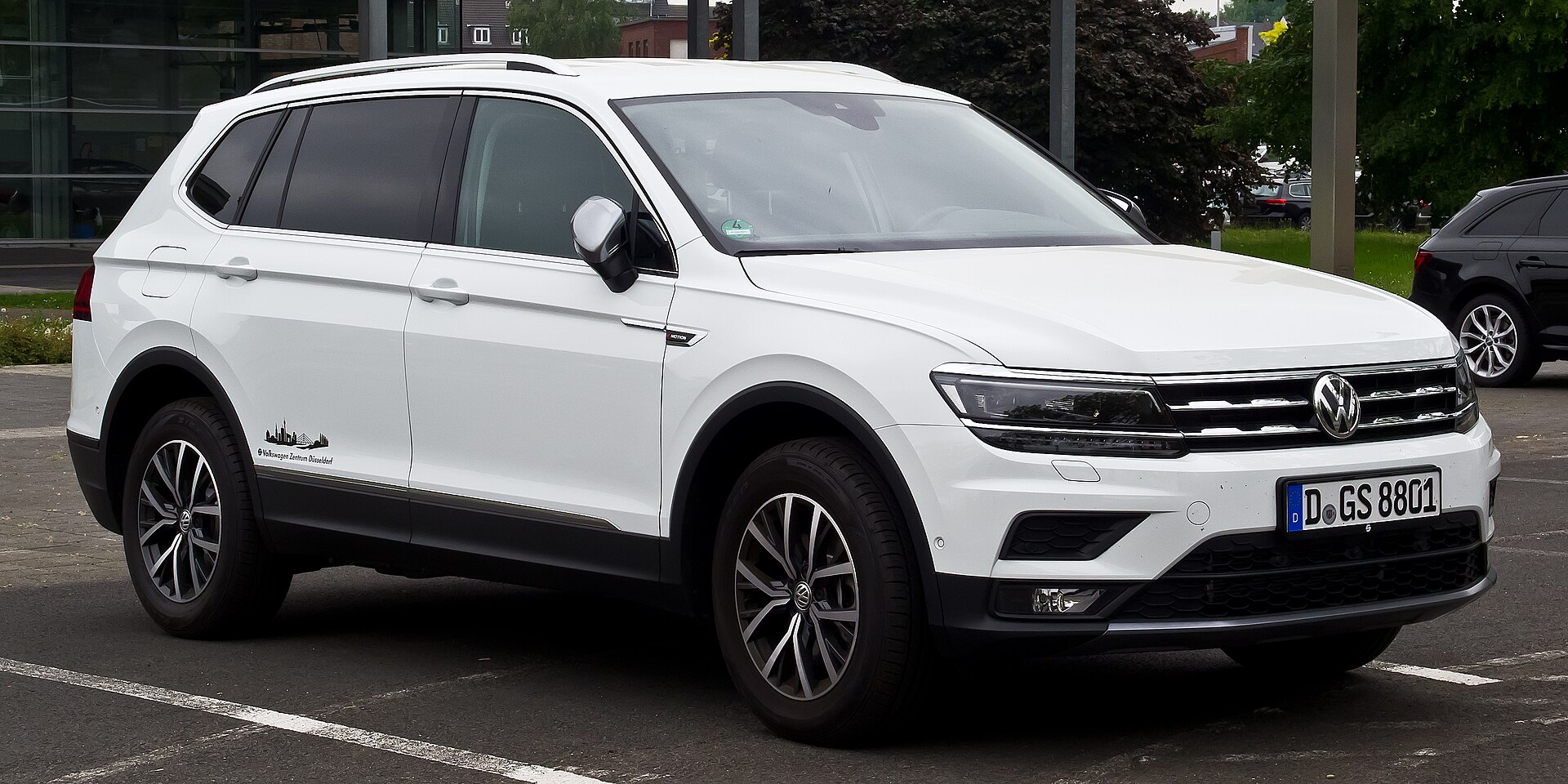 Volkswagen Tiguan Allspace, front three-quarter view