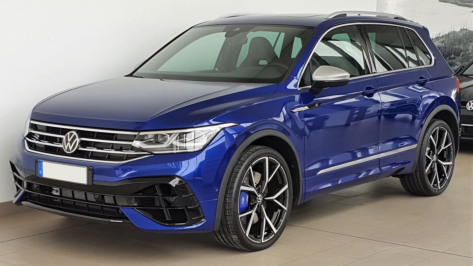 Volkswagen Tiguan R, front three-quarter view