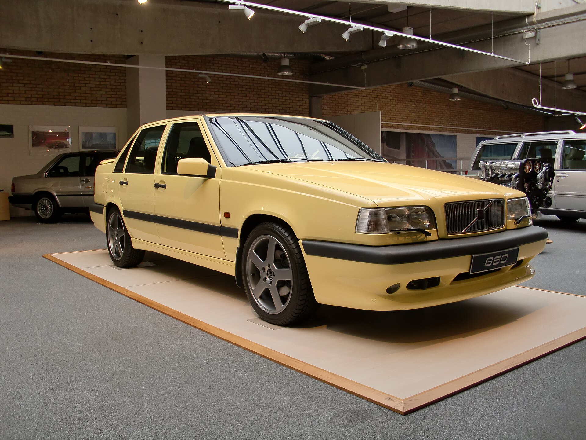 Volvo 850 T-5R, exterior view