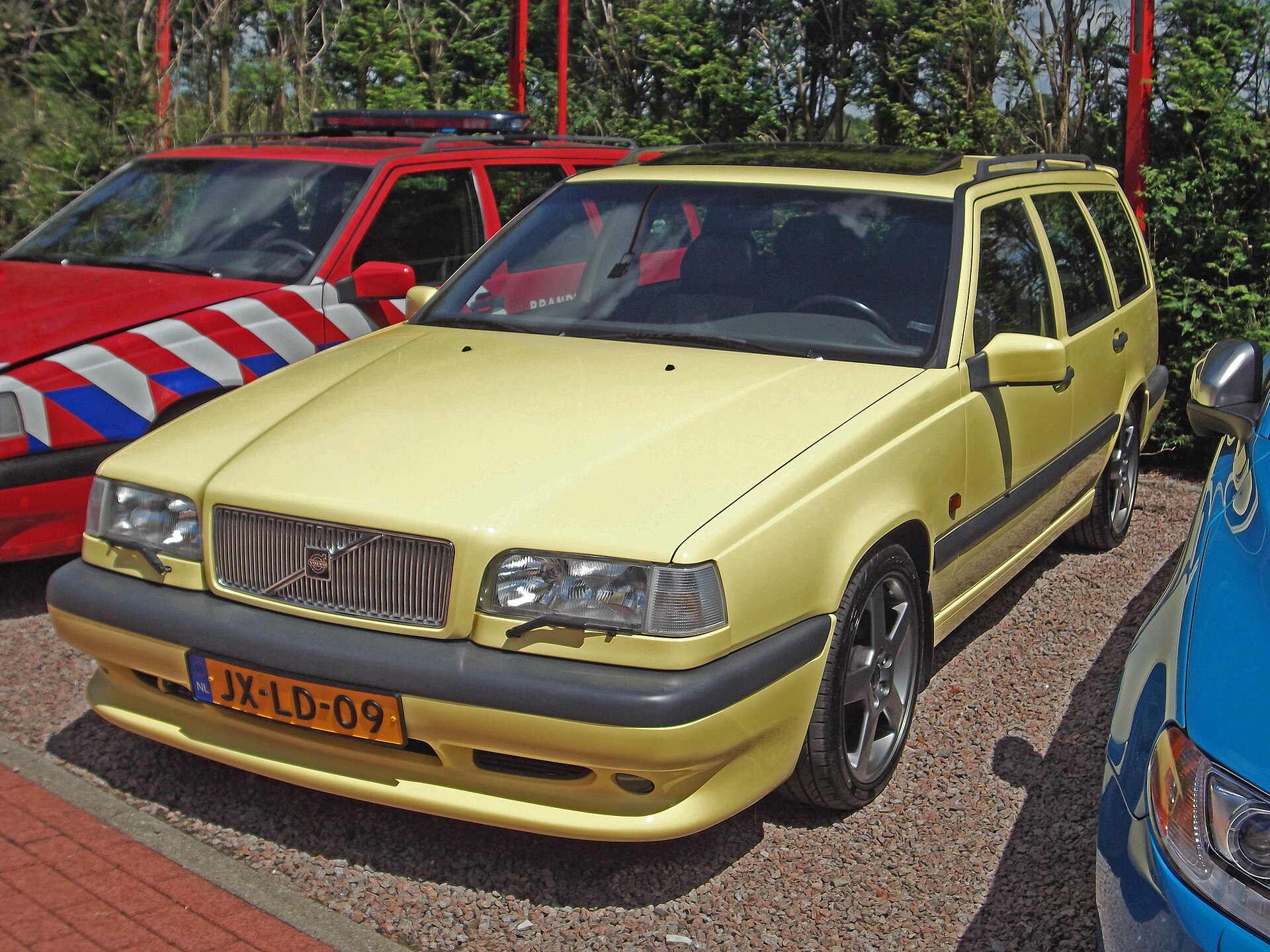 Volvo 850 T-5R parked
