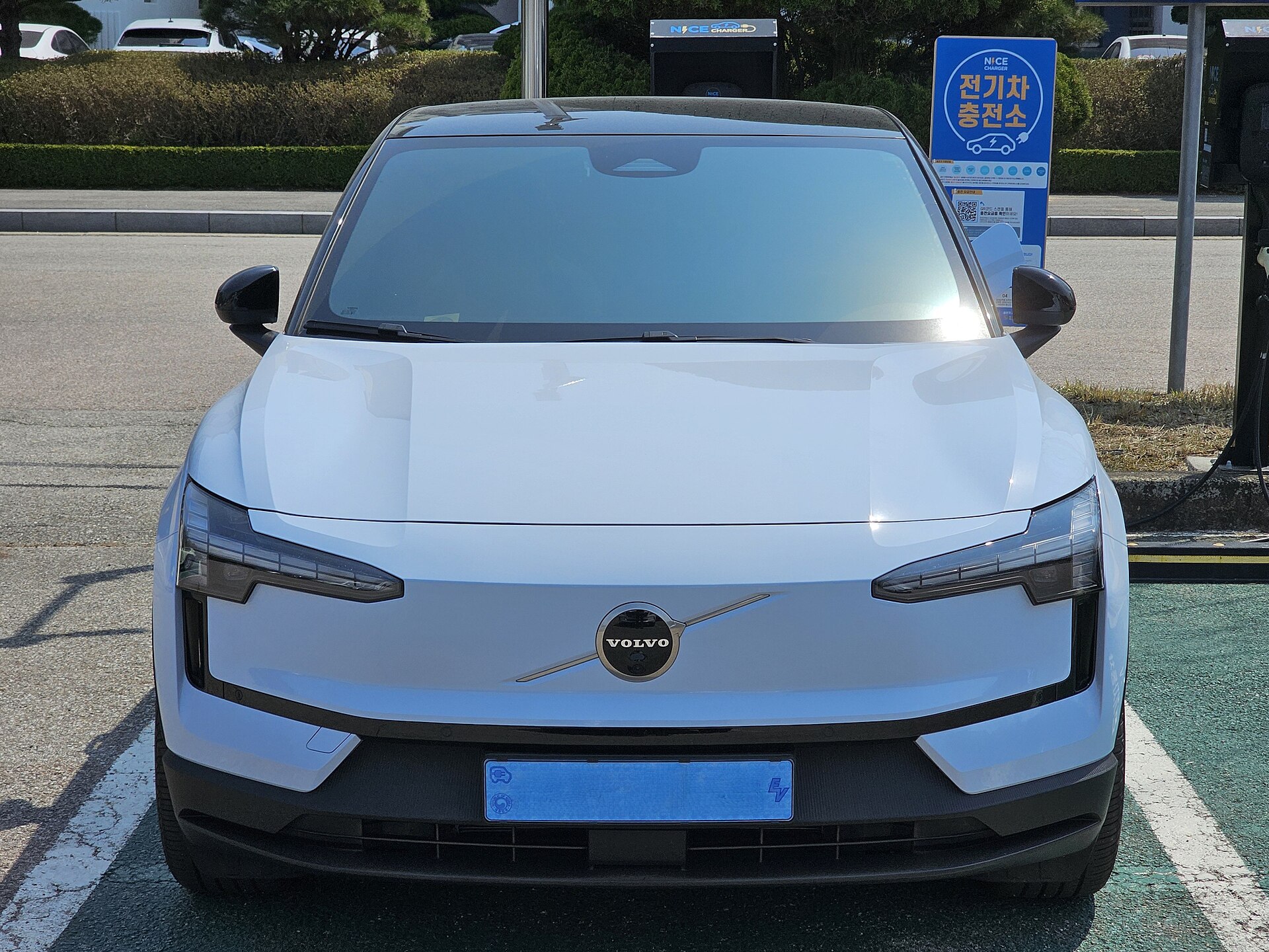 Blue Volvo EX30 Ultra, exterior view